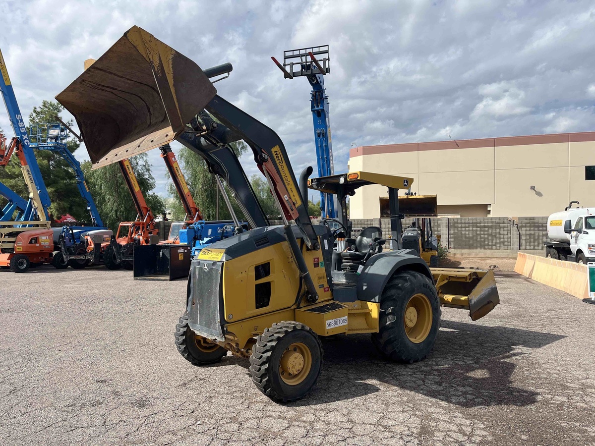 2017 John Deere 210L