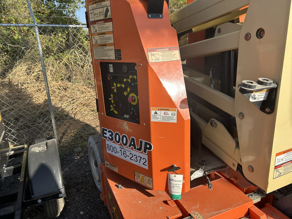 2017 JLG E300AJP-8