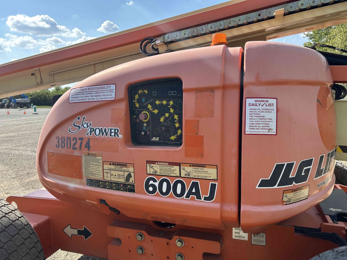 2017 JLG 600AJ-7