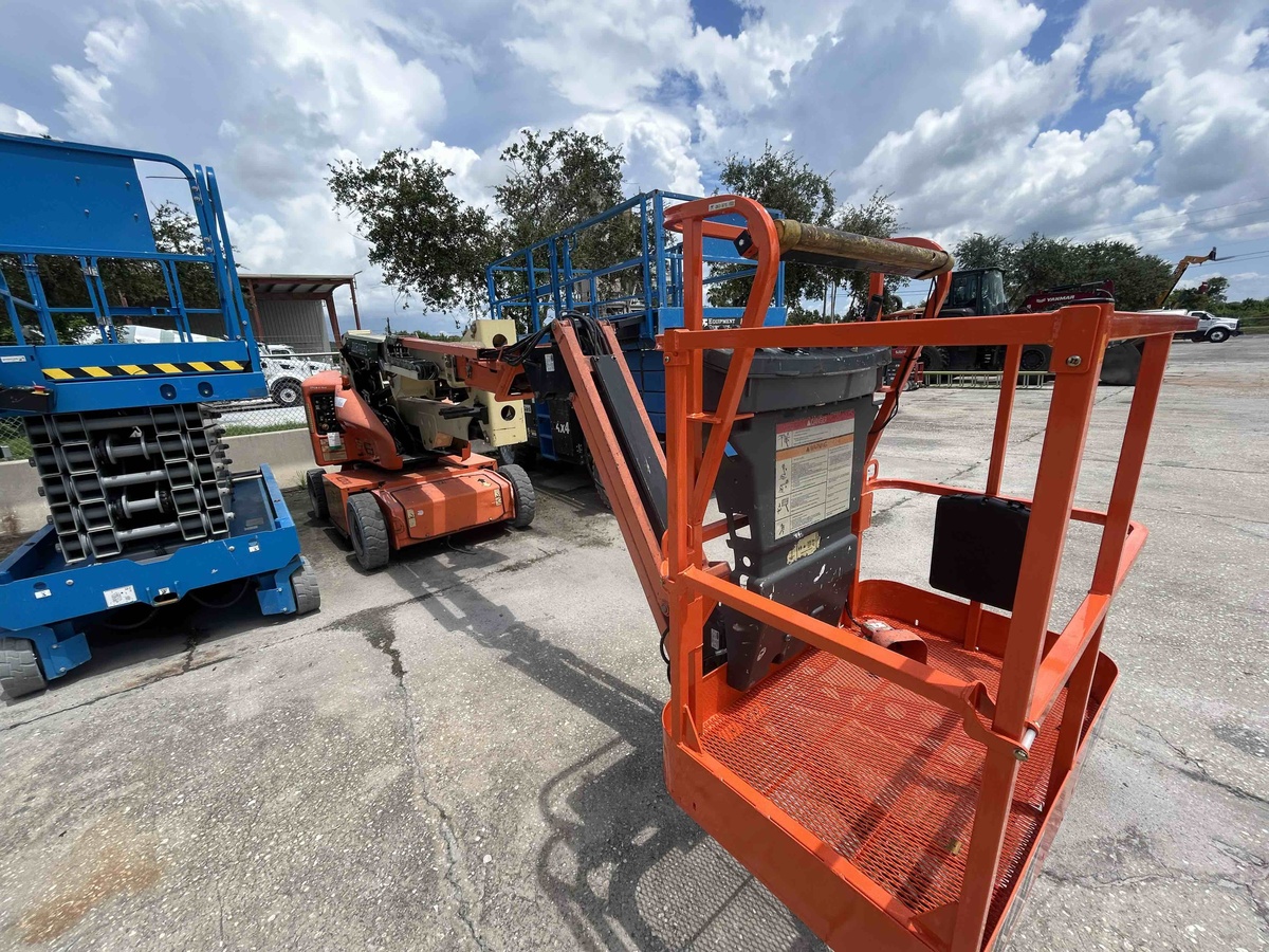 2017 JLG E400AJPN-5