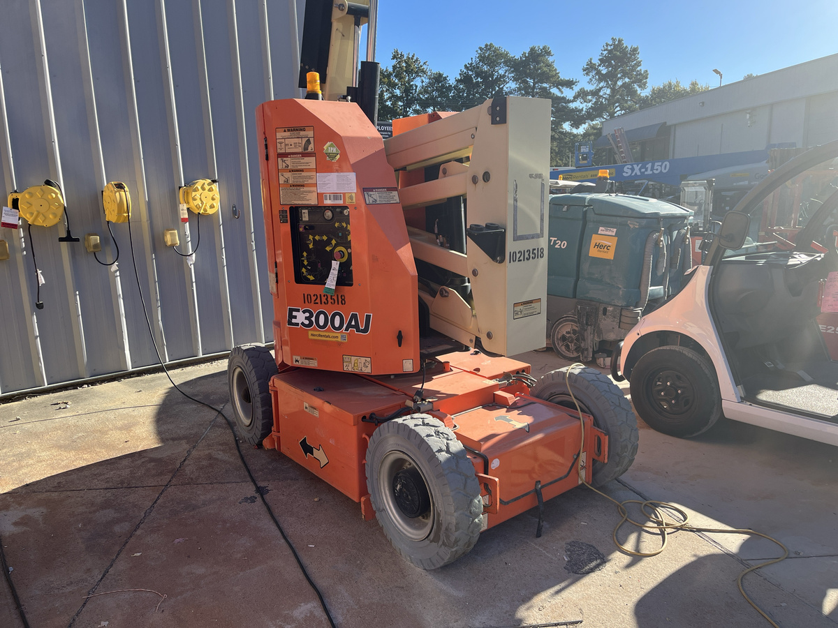 2017 JLG E300AJ-3