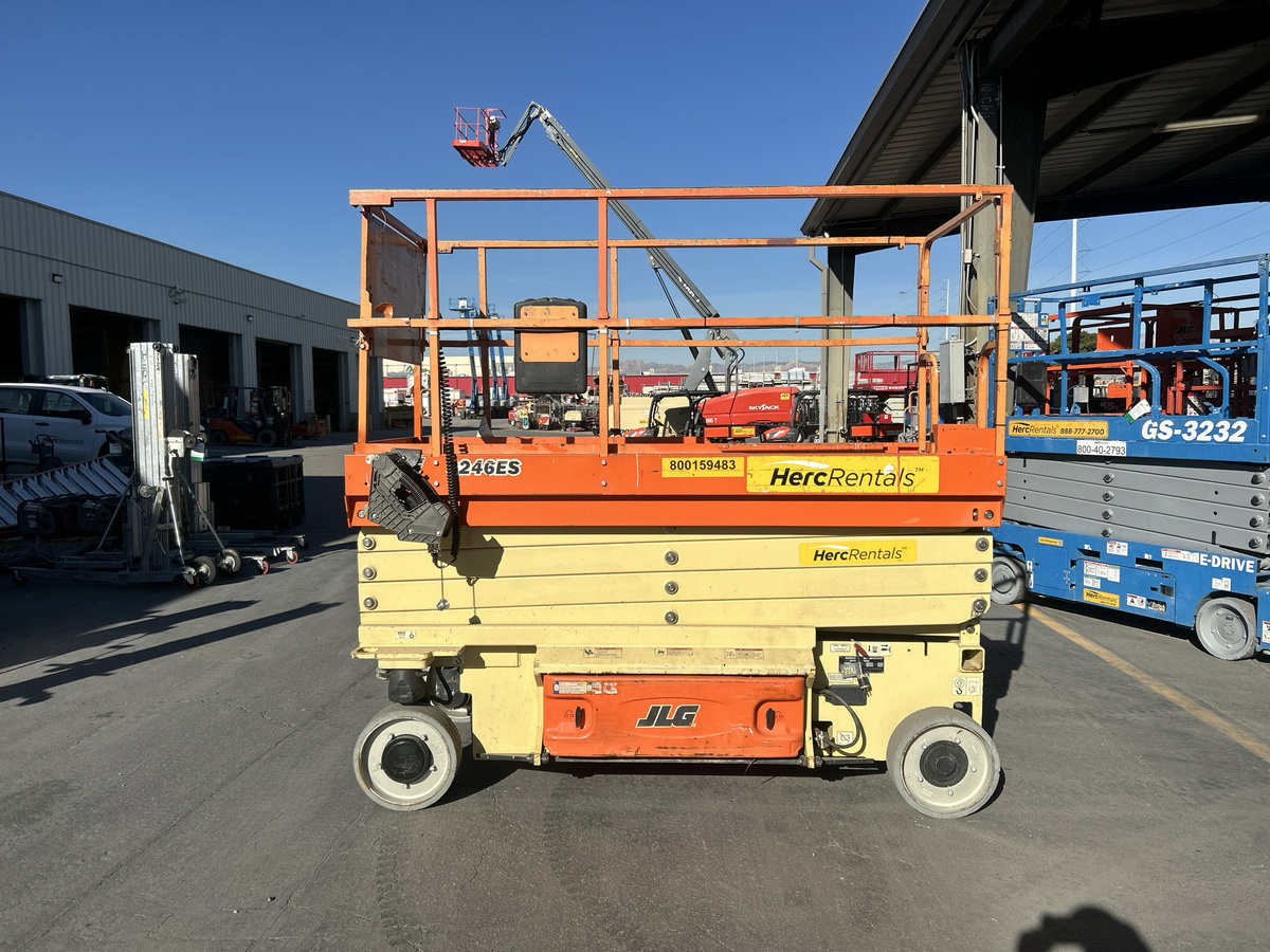 2017 JLG 3246ES