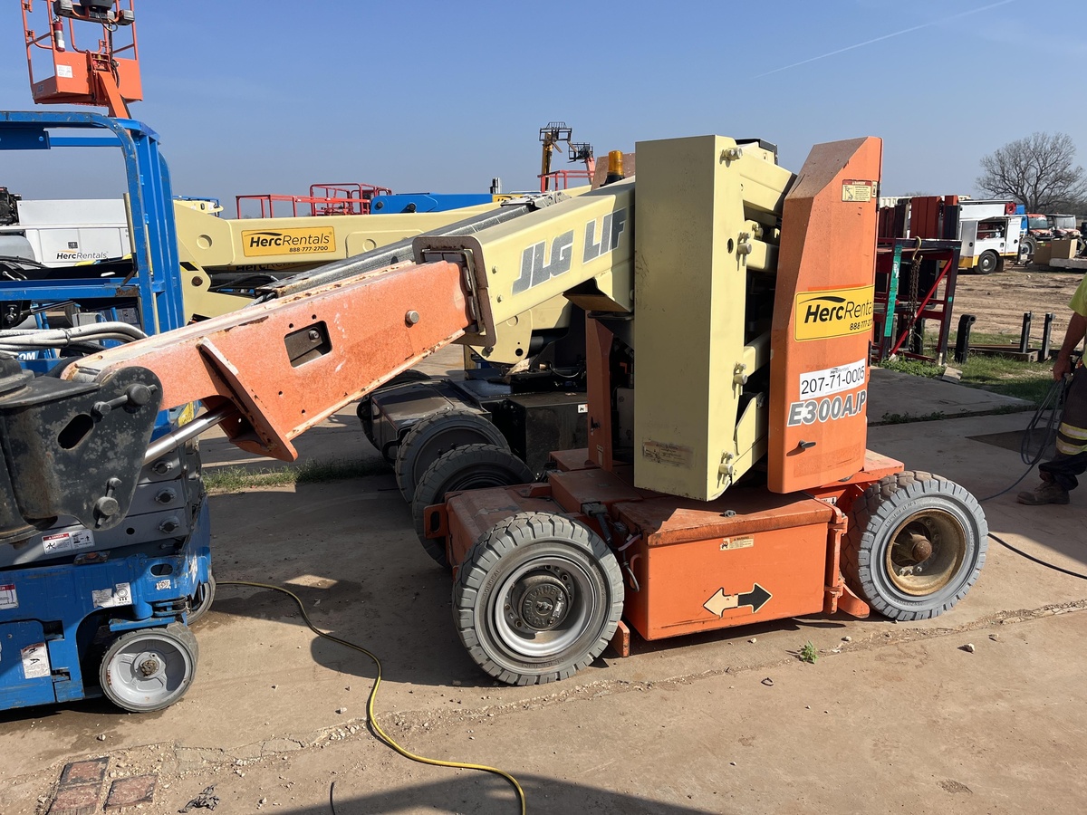 2017 JLG E300AJP-2