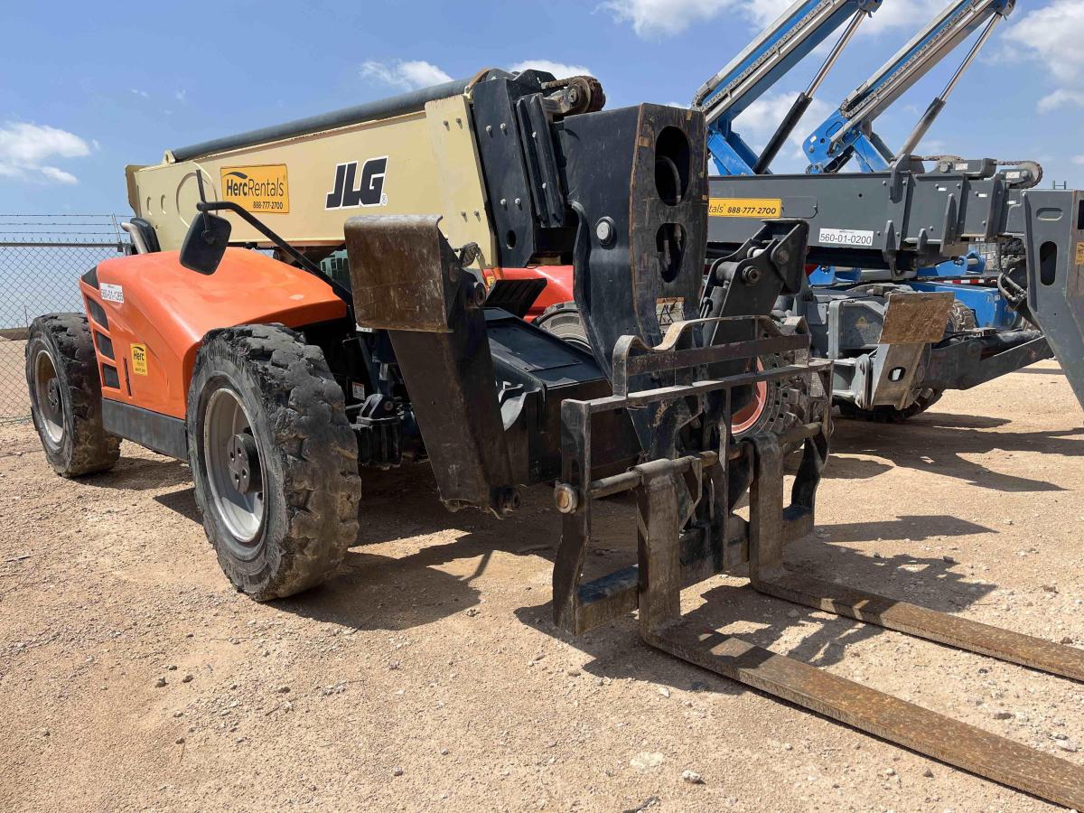 2018 JLG 1055