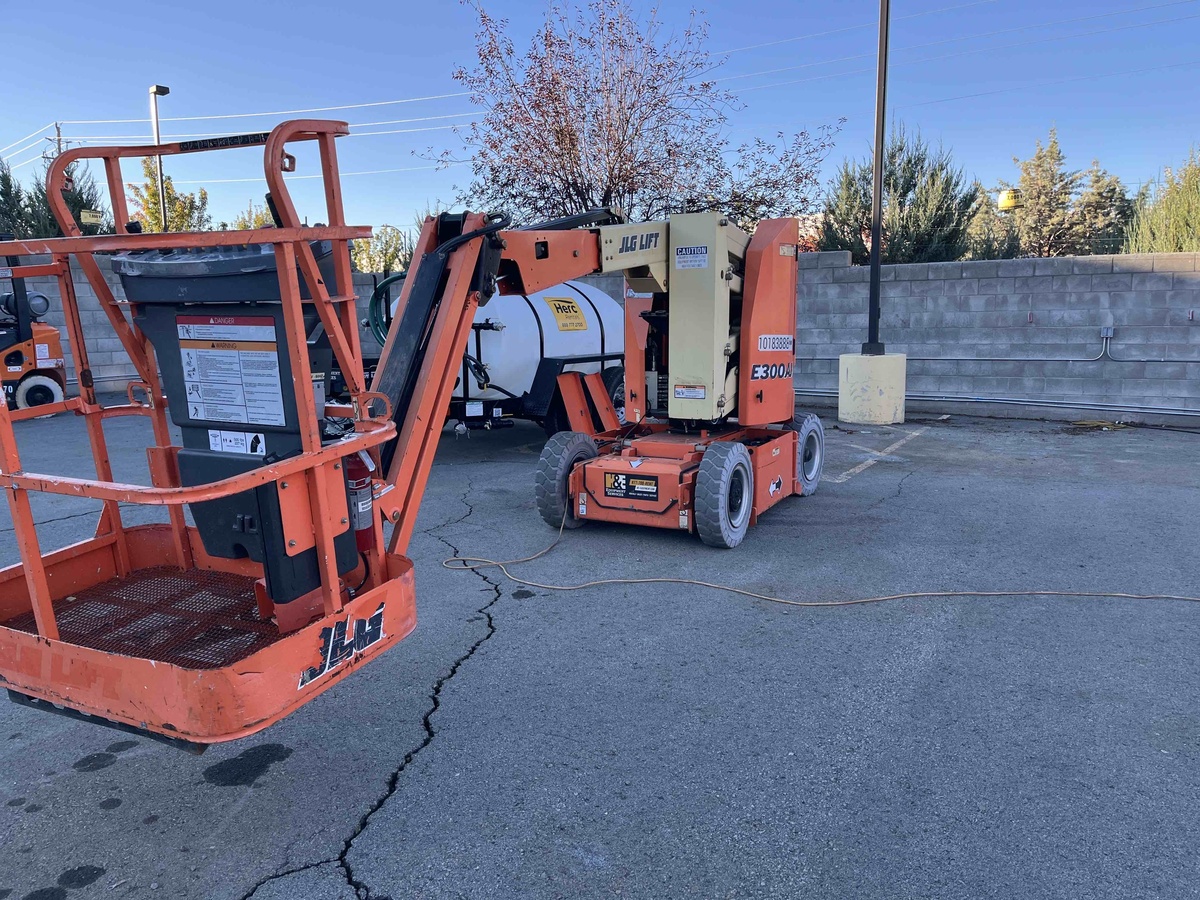 2016 JLG E300AJ-4