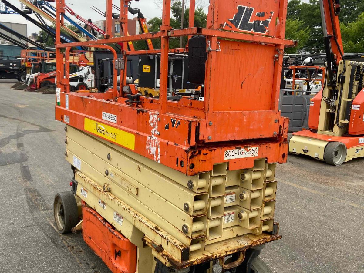 2017 JLG 2632ES