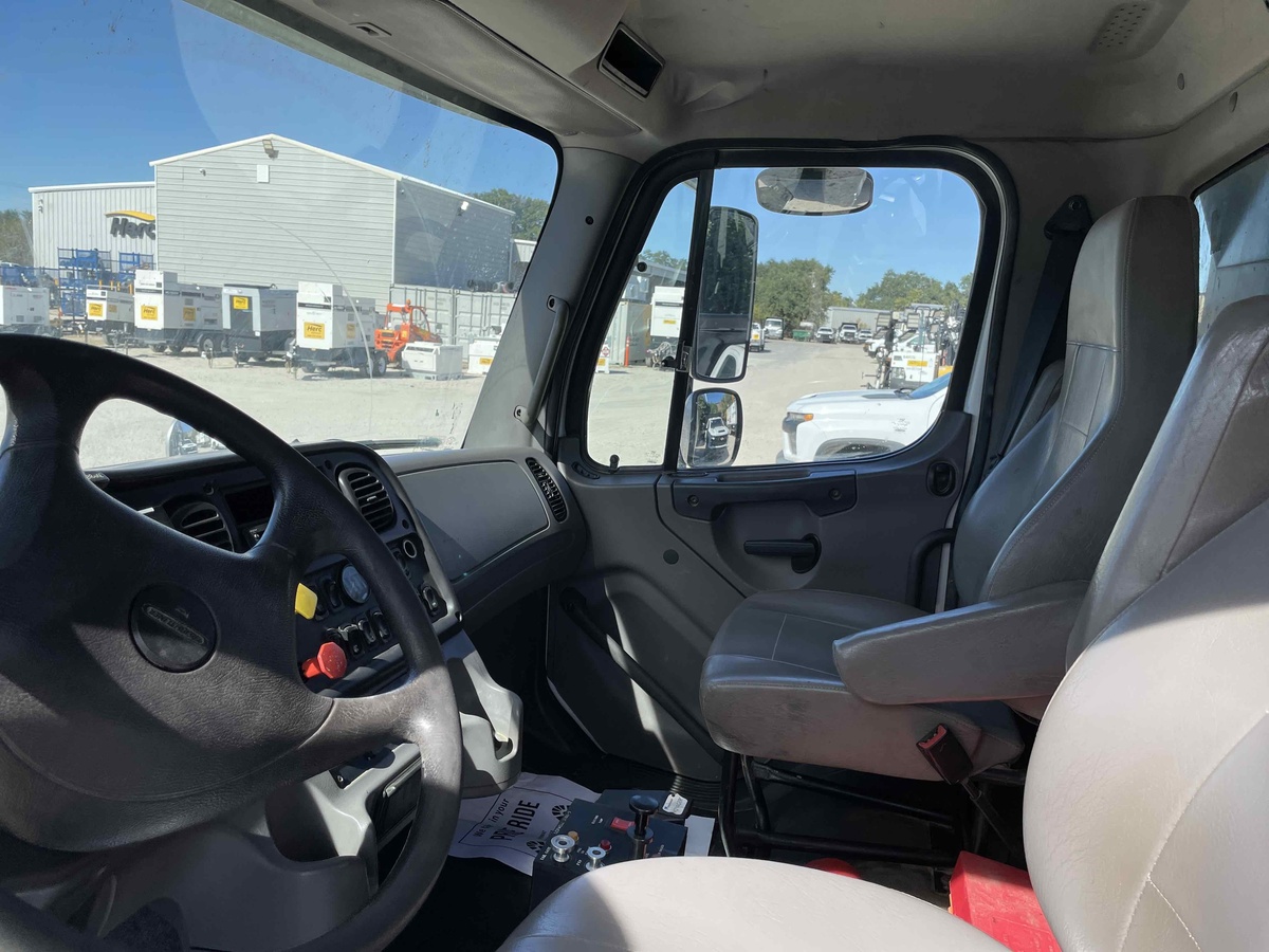 2016 Freightliner M2106-7