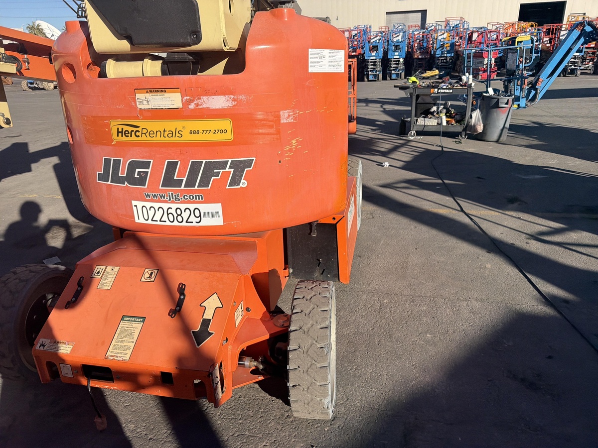 2017 JLG E400AJPN-3