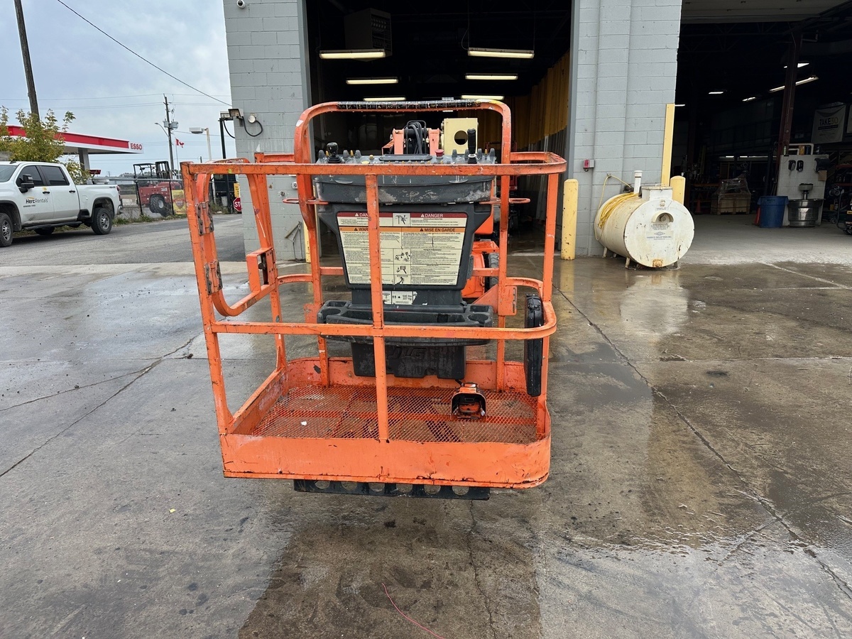 2015 JLG E400AJP-6