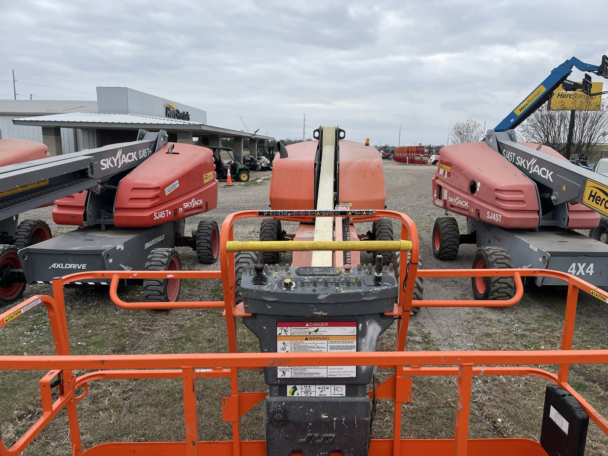 2017 JLG 400S-11