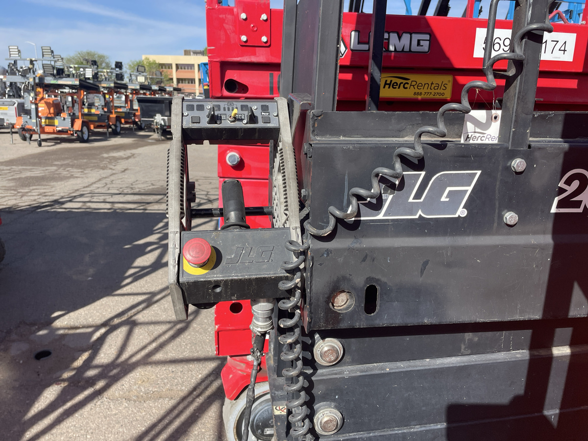 2017 JLG 2632ES-5