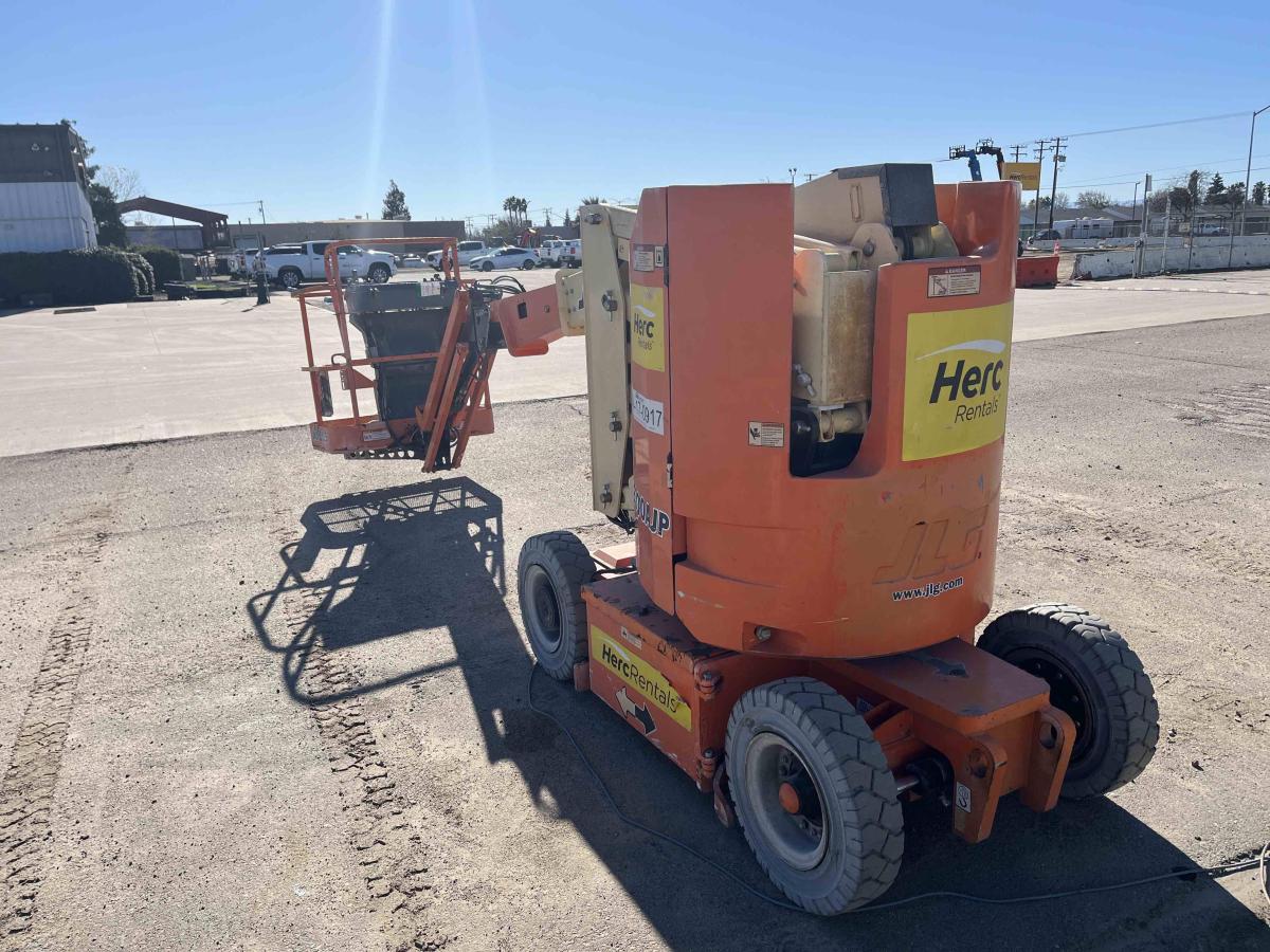 2017 JLG E300AJP