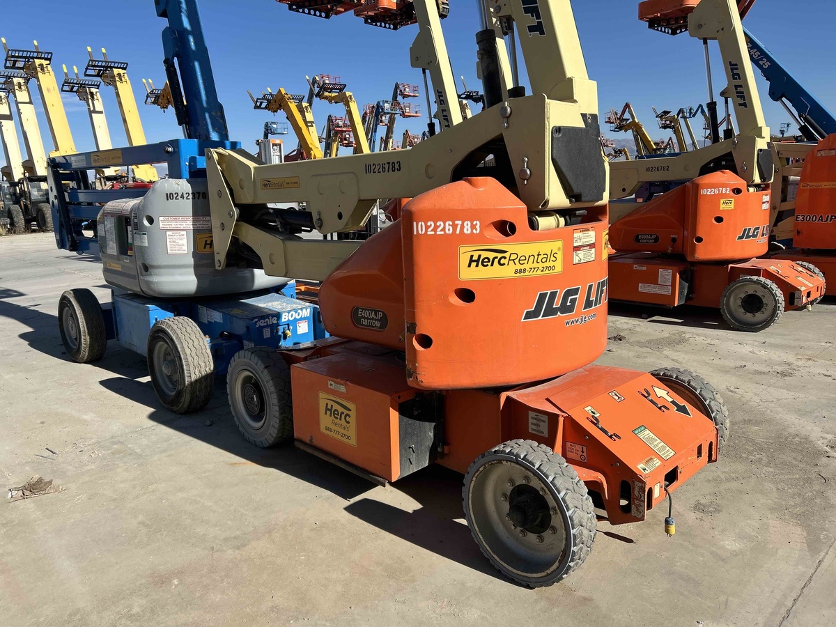 2017 JLG E400AJPN-2
