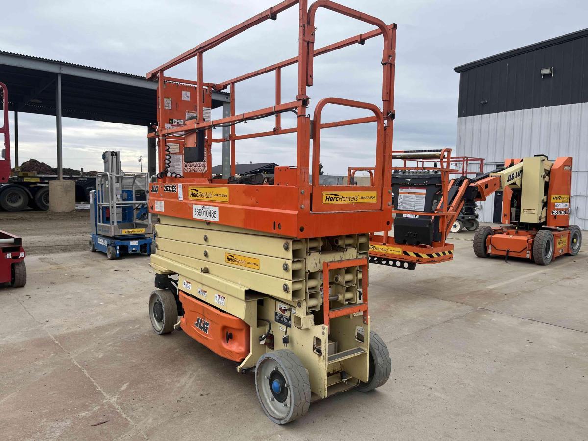 2017 JLG 2632ES