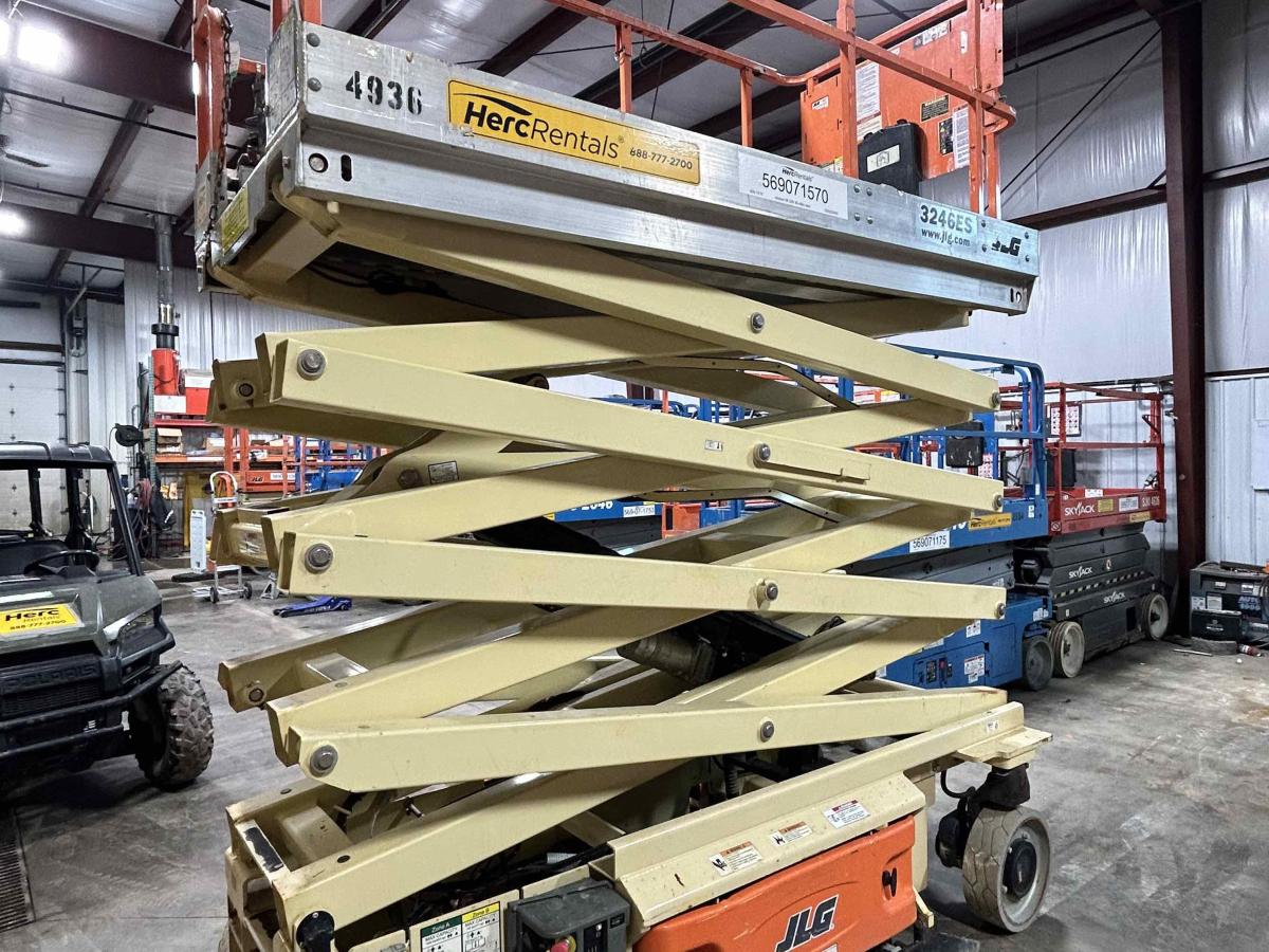 2014 JLG 3246ES
