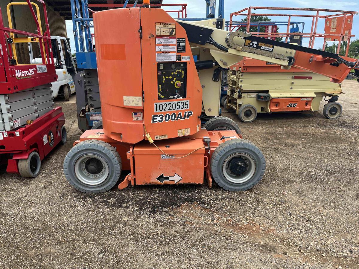 2017 JLG E300AJP-4