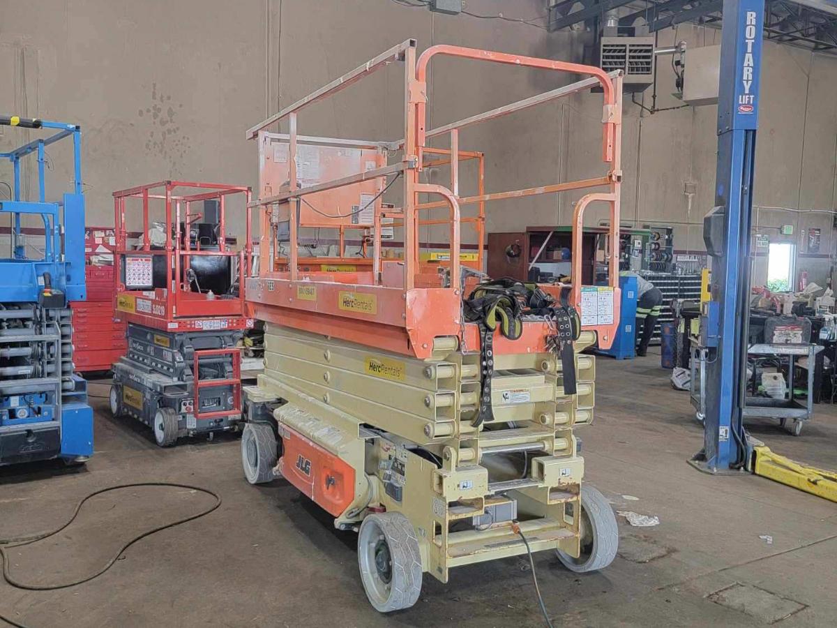 2017 JLG 3246ES