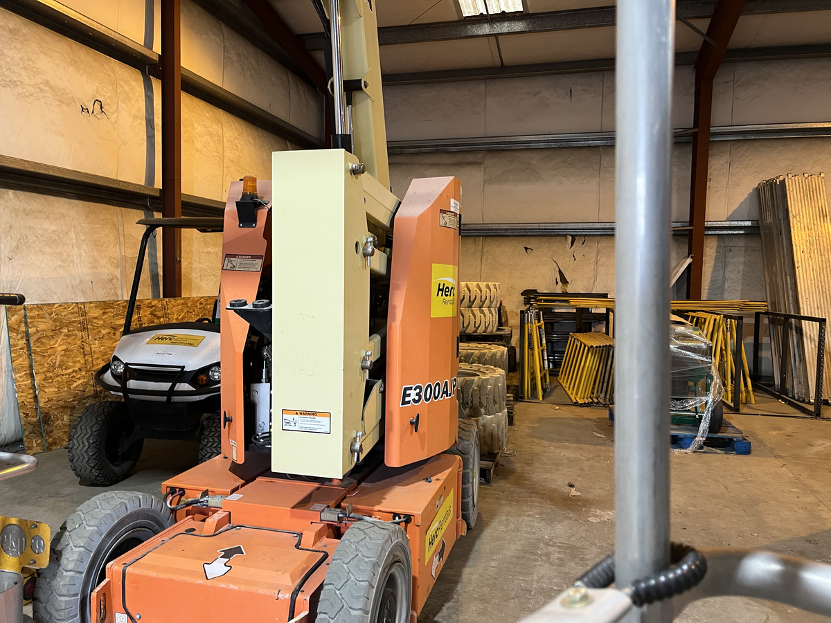 2017 JLG E300AJP-3