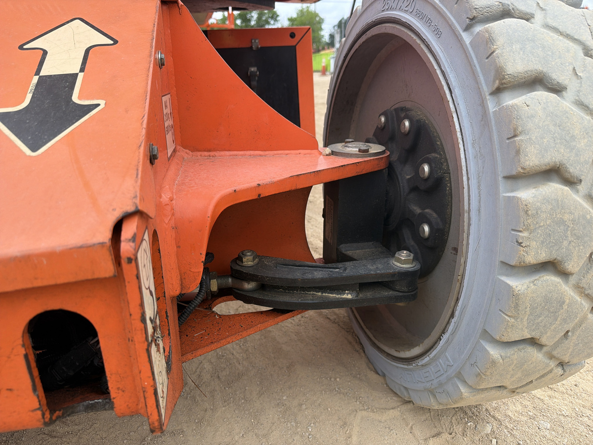 2015 JLG E450AJ-13