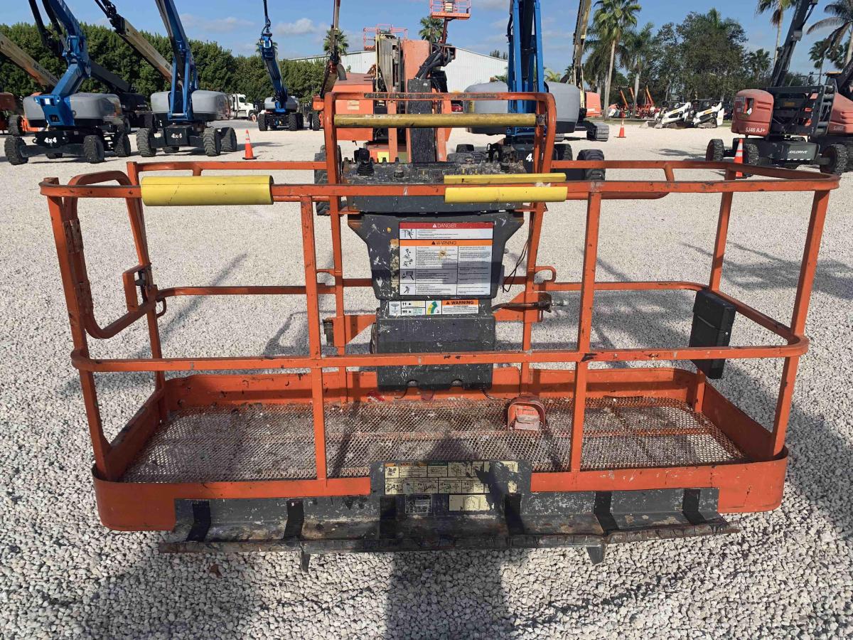 2017 JLG 860SJ