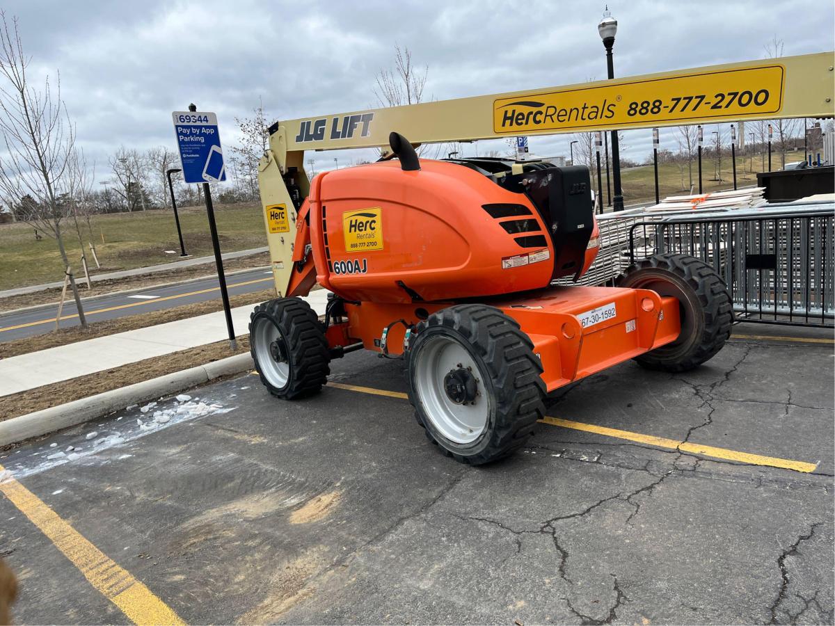 2017 JLG 600AJ