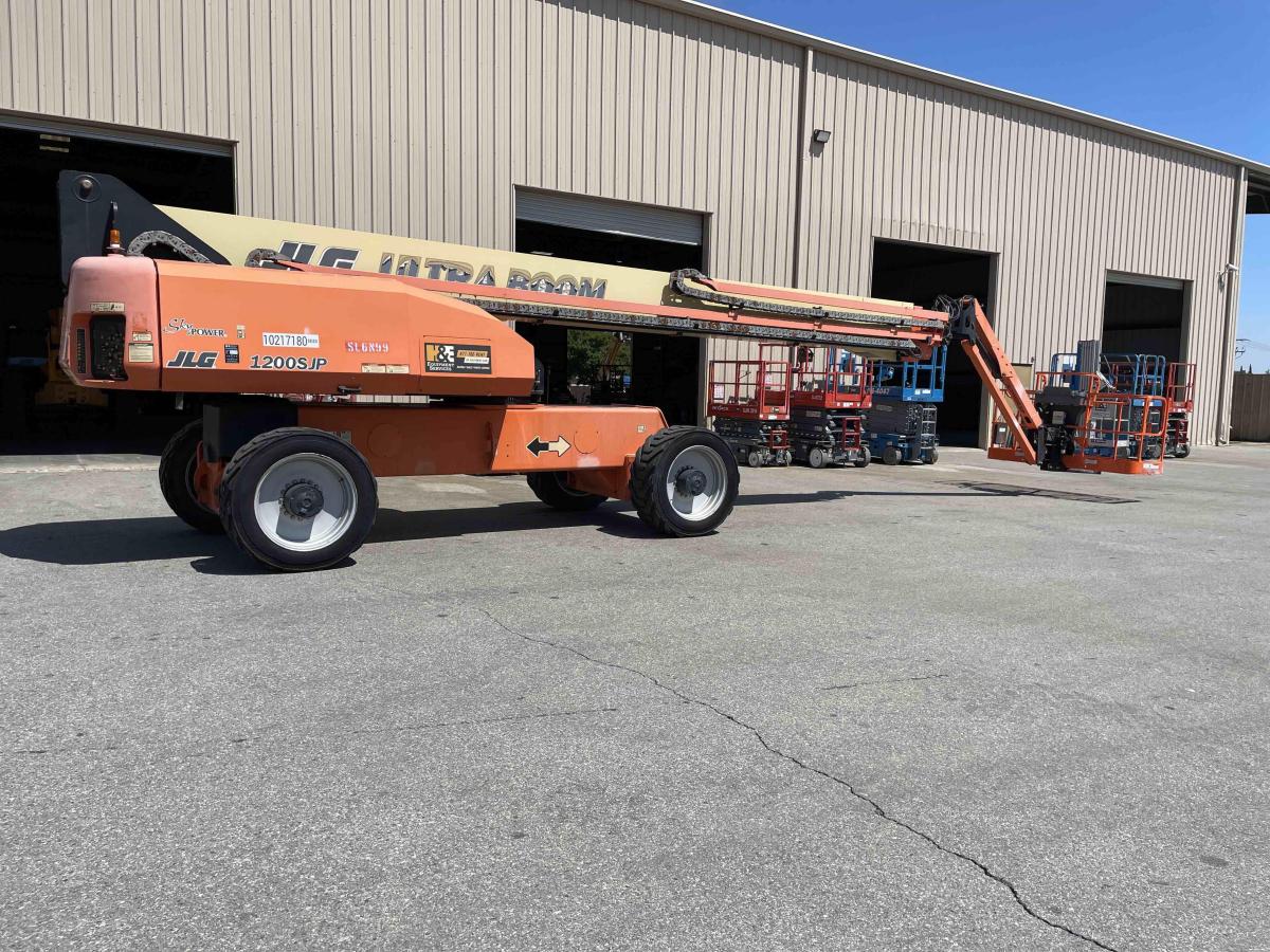 2017 JLG 1200SJP