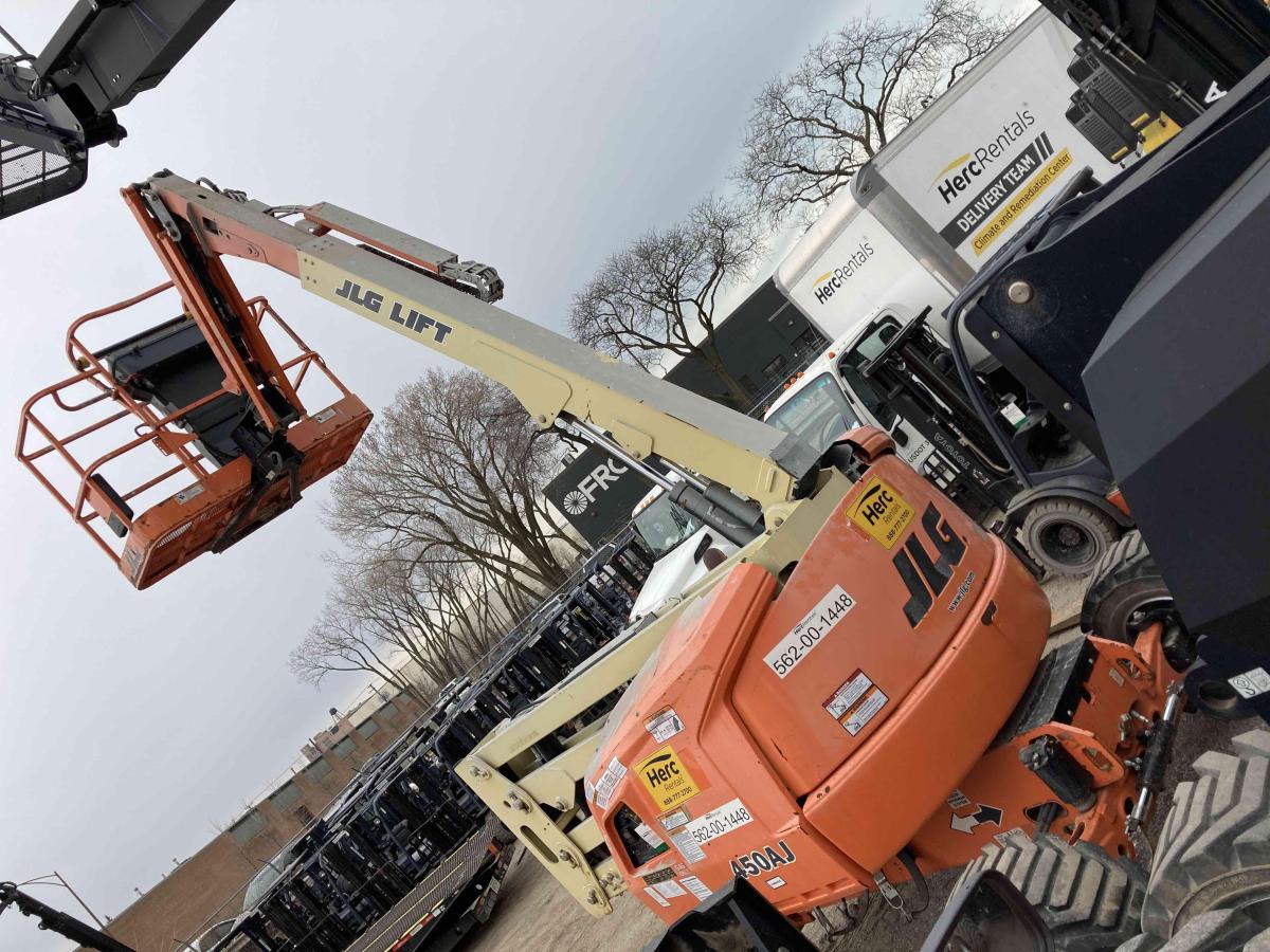 2017 JLG 450AJ